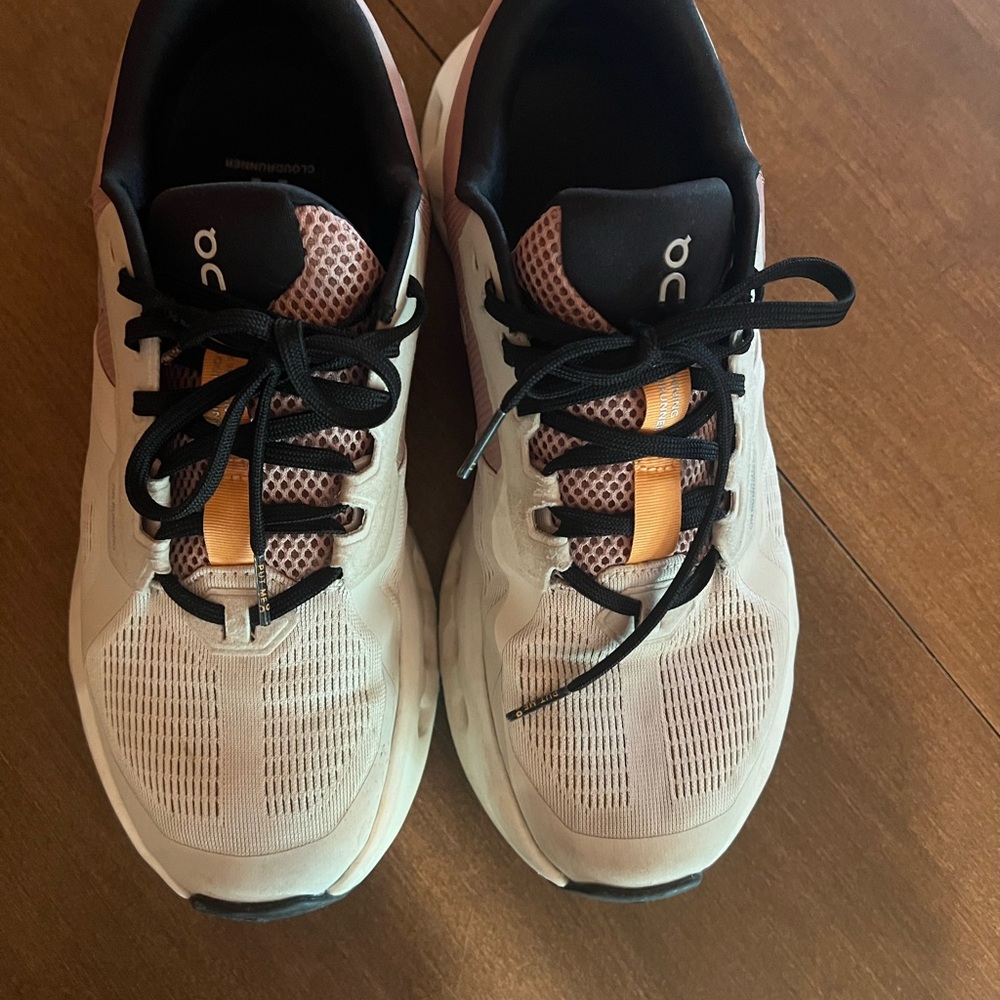 🖤SOLD🤍OnCloud athletic shoes